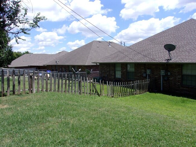 Building Photo - 2 BED 2 BATH 2 CAR GARAGE DUPLEX NW OKC