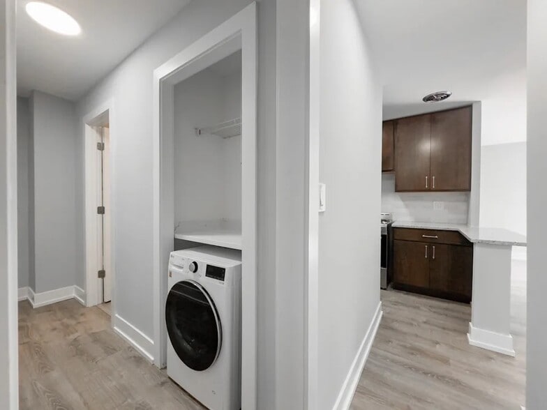 Building Photo - 454 W Barry Ave