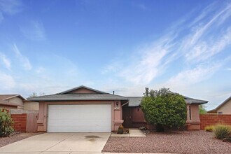 Building Photo - Stylish & Bright 3-Bed Oasis with Desert B...