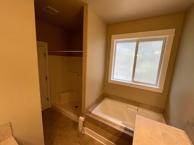 Building Photo - Beautiful 3-bdr with double car garage in desirable Timber Creek Community!