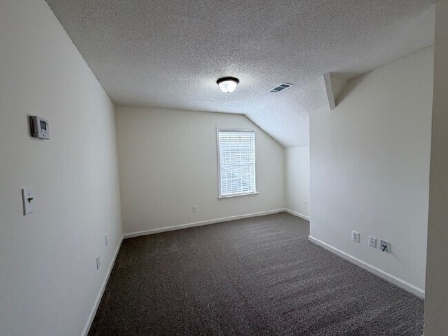 Building Photo - 3 bed, 3 bath with a bonus area over 2,000 Sq/ft in Cordova
