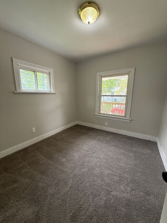 Building Photo - 4bd Single Section 8 *1/2 OFF SECURITY DEPOSIT SPECIAL*