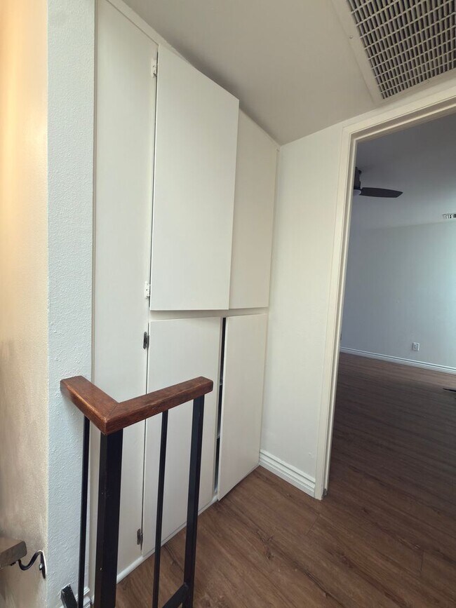 Building Photo - DESIRABLE TWO BEDROOM TWO BATH HOME IN STUDIO CITY