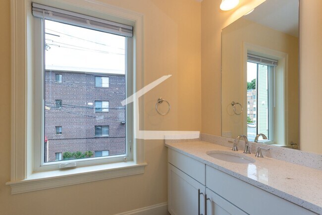 Building Photo - 118 Tremont St
