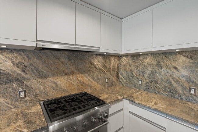 Building Photo - 320 Adolphus Ave