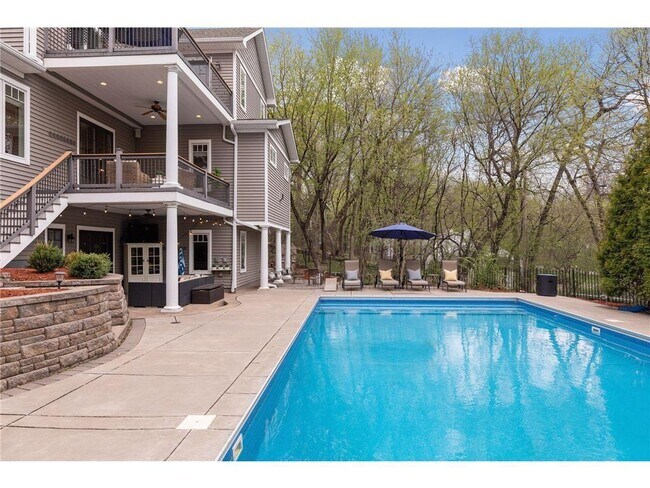 Building Photo - 3632 Rainbow Dr