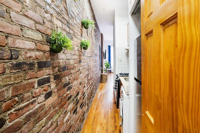 Building Photo - 240 E 26th St