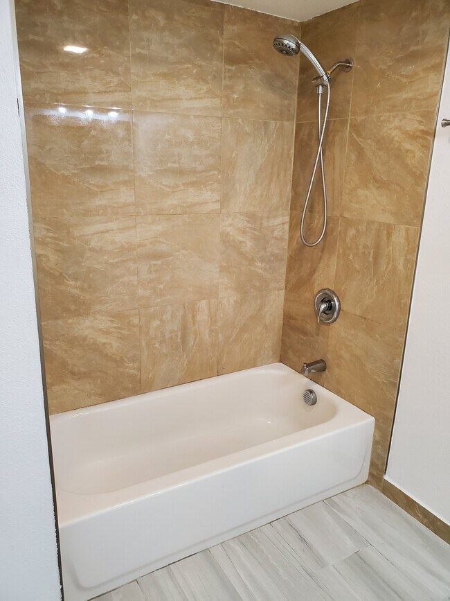 Tub - 2306 Madrona Dr