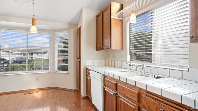 Building Photo - Super Cute with Lots to Offer!