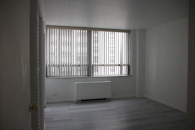 Building Photo - 5701 N Sheridan Rd