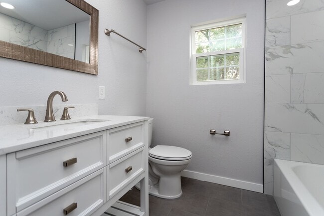 Building Photo - Beautifully Refurbished Home Near Downtown...