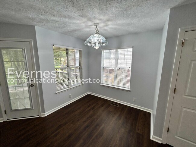 Building Photo - 3-Bed/2-Bath Home with Attached Garage/ Available Now!