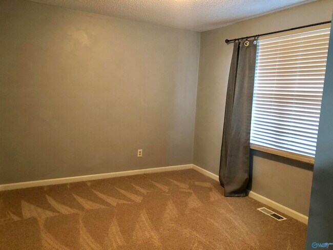 Building Photo - 337 Chateau Dr SW