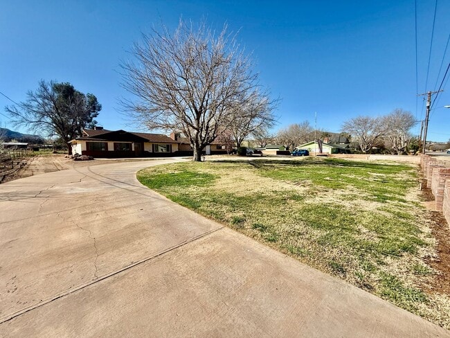 Building Photo - Beautifully Remodeled Three Bedroom Home on 2 Acres with Horse Privileges in Hurricane