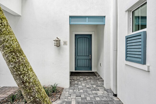 Building Photo - 2/2+Den Coach Home Available Annually!