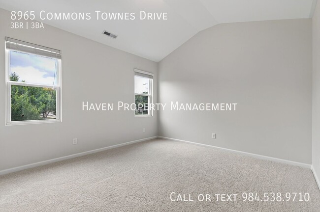 Building Photo - 8965 Commons Townes Dr
