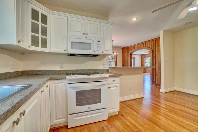 Building Photo - Waterfront Home on 1 Acre Treed Lot, 4/2 +...