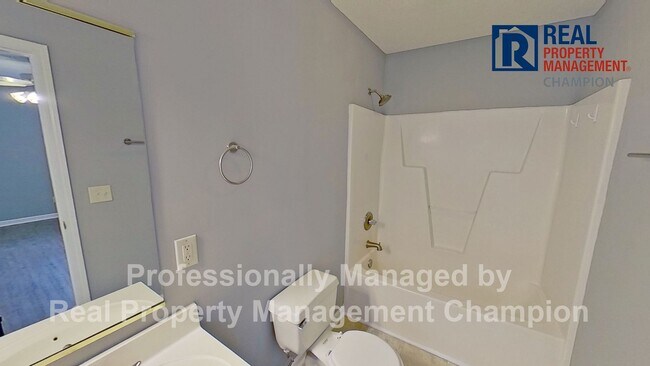 Building Photo - 3 BD/2 BA Upper Unit Condo in Hawthorne Park