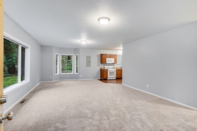 Building Photo - Beautiful 3 Bed, 2 Bath Rental Home on the Sandy River!