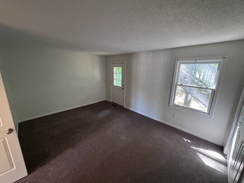 Building Photo - 2558 Whitney Ave