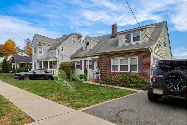 Building Photo - Spacious 1-Bedroom Apartment with Bonus Li...