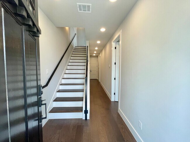 Building Photo - 311 E Evergreen St