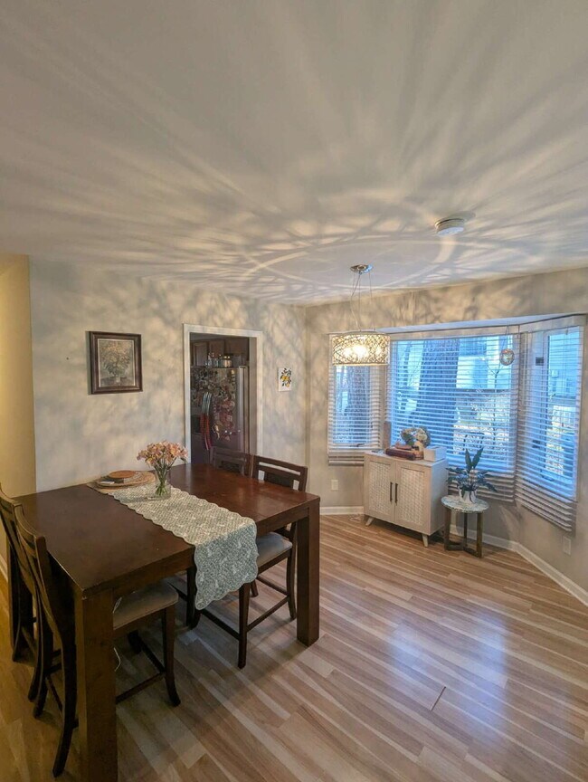 Building Photo - Cozy 2 Bedroom Unit in Raleigh!