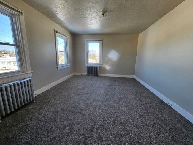 Building Photo - 147 S Main St