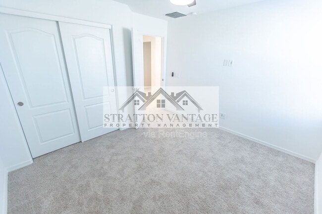 Building Photo - 14231 W El Cortez Pl