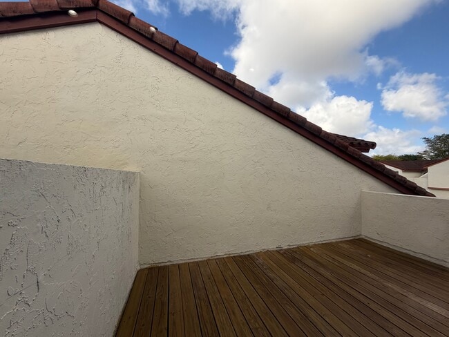 Building Photo - 323 Ives Dairy Rd