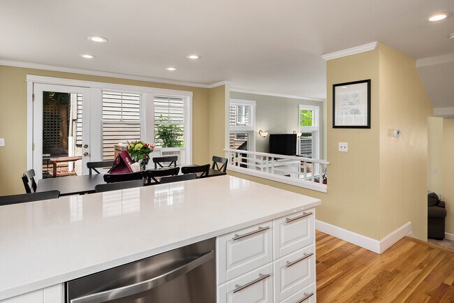 Building Photo - 2530 E Madison St