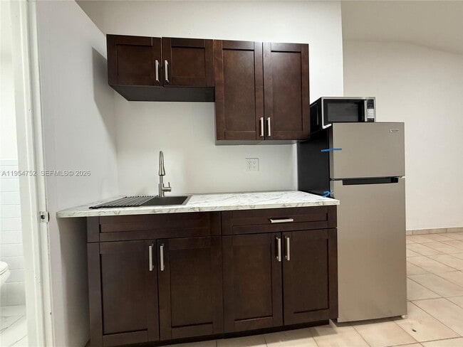 Building Photo - 435 NW 44th Ave