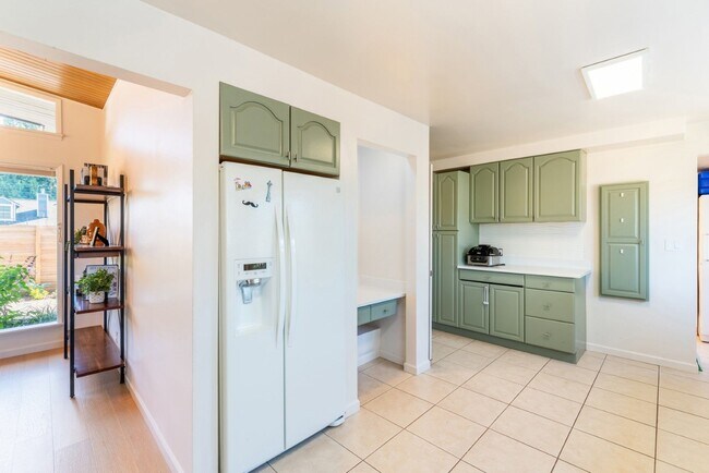 Building Photo - 4bd/1.75ba Shoreline Home