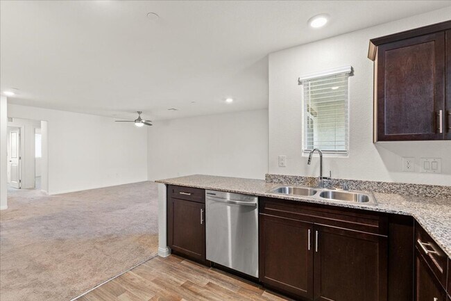 Building Photo - Spacious 3 Bd, 2Bath Open Concept, Communi...