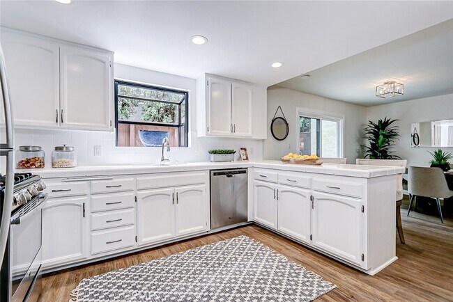 Kitchen - 4033 W 182nd St