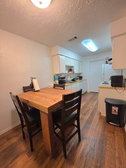 Building Photo - 15208 Spring Hill Ln
