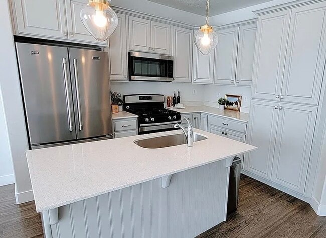 Building Photo - 651 N Pinebrook Rd