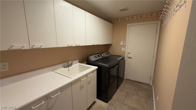 Building Photo - 10619 Sunwind Ave