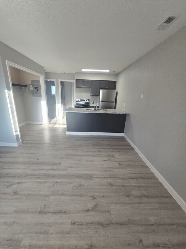 Building Photo - 2 Bedroom , 1 Bathroom Apartment!