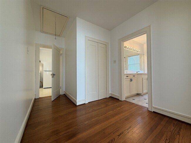 Building Photo - 2311 Wroxton Rd