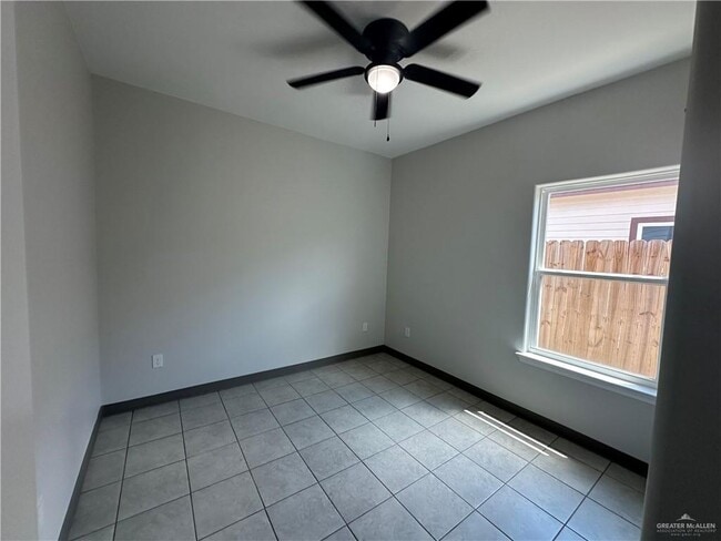Building Photo - 2426 S Vly Cir
