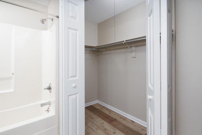 Building Photo - 117 Willow Bluff Dr