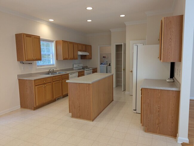 Building Photo - Spacious 4-Bedroom, 3-Bath Home in Parkside!