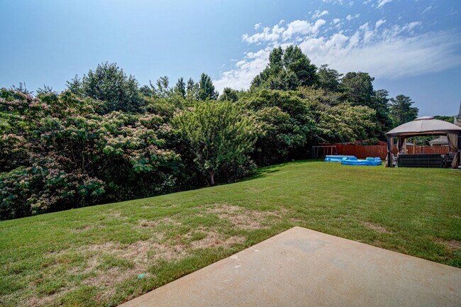 Building Photo - 4 BR/2 BA, 1 Car Garage, Charming Home in ...