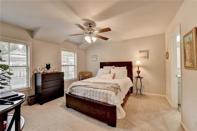 Building Photo - 2185 Mission View Dr NW