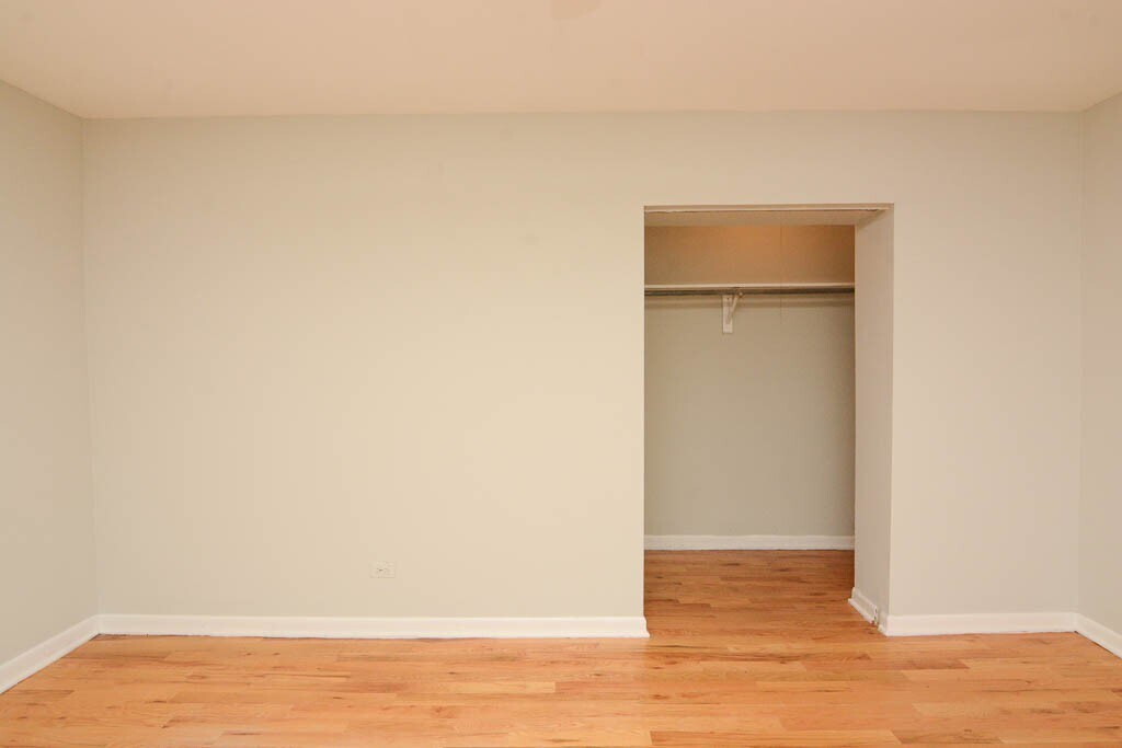 Building Photo - 842 W Wolfram St