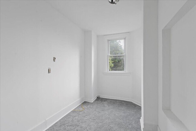 Building Photo - 5556-5558 Pocusset St