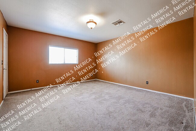 Building Photo - Centrally Located in El Mirage