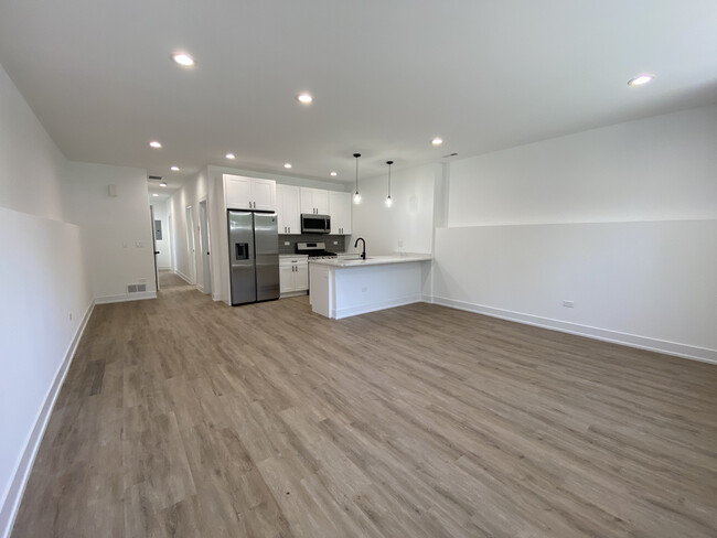 Building Photo - 4047 S Prairie Ave