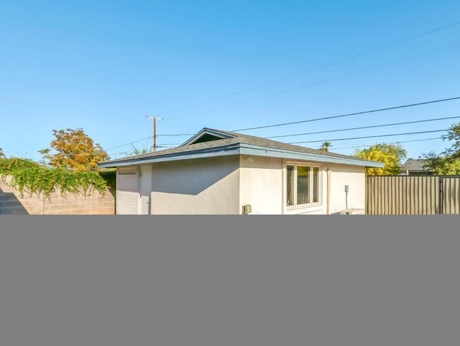 Building Photo - 544 W 17th Pl